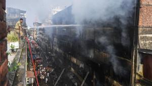 Firefighters spray water to extinguish a fire at the Bagree market building in Kolkata on September 17, 2018.(AFP Photo) Firefighters spray water to extinguish a fire at the Bagree market building in Kolkata on September 17, 2018.(AFP Photo)