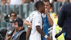 Douglas Costa leaves the pitch after being shown a red card by referee Daniele Chiffi.(REUTERS) Douglas Costa leaves the pitch after being shown a red card by referee Daniele Chiffi.(REUTERS)
