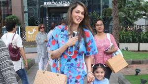 ’90s actor Isha Koppikar was spotted at Bandra Kurla Complex with her little daughter.(Viral Bhayani) ’90s actor Isha Koppikar was spotted at Bandra Kurla Complex with her little daughter.(Viral Bhayani)