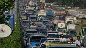 The traffic police have now written to the Brihanmumbai Municipal Corporation (BMC) and Navi Mumbai Municipal Corporation (NMMC) to allow them to make these vehicles wait till the peak hours end in the space earlier used by octroi booths at Mulund and Airoli.(Anand Shinde/HT) The traffic police have now written to the Brihanmumbai Municipal Corporation (BMC) and Navi Mumbai Municipal Corporation (NMMC) to allow them to make these vehicles wait till the peak hours end in the space earlier used by octroi booths at Mulund and Airoli.(Anand Shinde/HT)