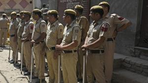 The sealing drive, being carried out by the municipal corporations on the directions of the Supreme Court-appointed monitoring committee, has become a political issue as the 2019 Lok Sabha polls draw nearer.(HT PHOTO) The sealing drive, being carried out by the municipal corporations on the directions of the Supreme Court-appointed monitoring committee, has become a political issue as the 2019 Lok Sabha polls draw nearer.(HT PHOTO)