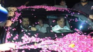 Former Pakistani Prime Minister Nawaz Sharif sits in a vehicle alongside his younger brother Shahbaz Sharif (R) following his release from Adiala prison in Rawalpindi on September 19.(AFP Photo) Former Pakistani Prime Minister Nawaz Sharif sits in a vehicle alongside his younger brother Shahbaz Sharif (R) following his release from Adiala prison in Rawalpindi on September 19.(AFP Photo)