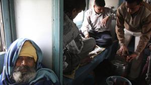 Standard tea (not dip tea) served in trains will continue to be sold at Rs 5.(Arvind Yadav / HT File Photo) Standard tea (not dip tea) served in trains will continue to be sold at Rs 5.(Arvind Yadav / HT File Photo)