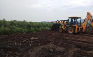 A JCB levels debris dumped near mangroves at Navin Sheva.(Bachchan Kumar/HT) A JCB levels debris dumped near mangroves at Navin Sheva.(Bachchan Kumar/HT)