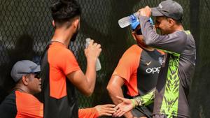 MS Dhoni meets Pakistani cricketer Shoaib during net practice ahead of Asia Cup 2018.(PTI) MS Dhoni meets Pakistani cricketer Shoaib during net practice ahead of Asia Cup 2018.(PTI)