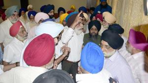 Chief Khalsa Diwan factions exchanging heated arguments over a resolution during executive meet of the organization at Amritsar.(Sameer Sehgal/HT) Chief Khalsa Diwan factions exchanging heated arguments over a resolution during executive meet of the organization at Amritsar.(Sameer Sehgal/HT)