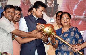 CM Vasundhara Raje and Union minister Rajyavardhan Rathore at a public meeting in Bansur.(HT photo) CM Vasundhara Raje and Union minister Rajyavardhan Rathore at a public meeting in Bansur.(HT photo)