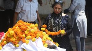 Shabana Azmi pays her last respects at filmmaker Kalpana Lajmi’s funeral. Shabana Azmi pays her last respects at filmmaker Kalpana Lajmi’s funeral.