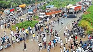 Members of the Gujjar community block the Sikar-Delhi highway.(HT PHOTO)