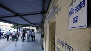 Delhi government has decided to put the entire process of getting a driving licence (except appearing for the tests) online.(Sunil Ghosh / Hindustan Times) Delhi government has decided to put the entire process of getting a driving licence (except appearing for the tests) online.(Sunil Ghosh / Hindustan Times)