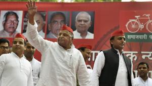 Samajwadi Party founder Mulayam Singh Yadav with SP President Akhilesh Yadav during a public rally, at Jantar-Mantar in New Delhi, Sunday, Sept 23, 2018.(PTI) Samajwadi Party founder Mulayam Singh Yadav with SP President Akhilesh Yadav during a public rally, at Jantar-Mantar in New Delhi, Sunday, Sept 23, 2018.(PTI)
