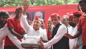 Samajwadi party workers presents a memento to Mulayam Singh Yadav and Akhilesh Yadav during a public rally, at Jantar Mantar, in New Delhi, on Sunday, September 23, 2018.(Arvind Yadav/HT PHOTO) Samajwadi party workers presents a memento to Mulayam Singh Yadav and Akhilesh Yadav during a public rally, at Jantar Mantar, in New Delhi, on Sunday, September 23, 2018.(Arvind Yadav/HT PHOTO)