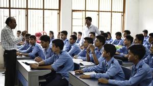 The alumni, including IAS and IRS officers, engineers and social workers, shared their work experiences with their juniors and also promised to work for the improvement of their school.(Burhaan Kinu/HT PHOTO) The alumni, including IAS and IRS officers, engineers and social workers, shared their work experiences with their juniors and also promised to work for the improvement of their school.(Burhaan Kinu/HT PHOTO)