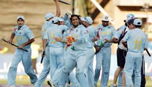 JOHANNESBURG, SOUTH AFRICA - SEPTEMBER 24: MS Dhoni of India and his team mates celebrates their victory during the final match of the ICC Twenty20 World Cup between Pakistan and India)(Getty Images) JOHANNESBURG, SOUTH AFRICA - SEPTEMBER 24: MS Dhoni of India and his team mates celebrates their victory during the final match of the ICC Twenty20 World Cup between Pakistan and India)(Getty Images)