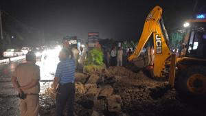 The team of NHAI made a provision for a diversion cut at Amravati Enclave gate to ease traffic flow.(Sant Arora/HT) The team of NHAI made a provision for a diversion cut at Amravati Enclave gate to ease traffic flow.(Sant Arora/HT)