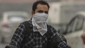 A motorcyclist covers his face with a handkerchief to avoid smog on a hazy morning, New Delhi, November 7, 2017(Burhaan Kinu/HT PHOTO) A motorcyclist covers his face with a handkerchief to avoid smog on a hazy morning, New Delhi, November 7, 2017(Burhaan Kinu/HT PHOTO)