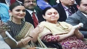 Anushka Sharma and Saroj Kohli cheer Virat Kohli as he receives the Rajiv Gandhi Khel Ratna Award.(Twitter) Anushka Sharma and Saroj Kohli cheer Virat Kohli as he receives the Rajiv Gandhi Khel Ratna Award.(Twitter)