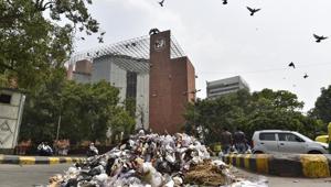 Municipal workers protested by pilling garbage to press for their various demands including pay scales at outer circle, Connaught place.(HT File Photo) Municipal workers protested by pilling garbage to press for their various demands including pay scales at outer circle, Connaught place.(HT File Photo)