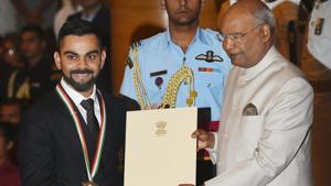 Virat Kohli received the Rajiv Gandhi Khel Ratna Award on Tuesday.(PTI) Virat Kohli received the Rajiv Gandhi Khel Ratna Award on Tuesday.(PTI)