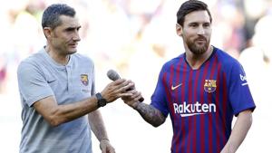 FC Barcelona's Lionel Messi, right, and coach Ernesto Valverde ahead of the Joan Gamper trophy friendly match.(AP) FC Barcelona's Lionel Messi, right, and coach Ernesto Valverde ahead of the Joan Gamper trophy friendly match.(AP)