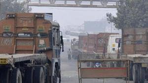 UP Police has towed heavy trucks to the service lane of sector 94 after National Green Tribunal put a ban on entry of heavy vehicles in Delhi, in Noida, India,(HT File Photo)
