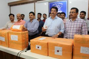 The Thane anti-extortion cell officers with the seized drugs, on Wednesday.(HT Photo) The Thane anti-extortion cell officers with the seized drugs, on Wednesday.(HT Photo)