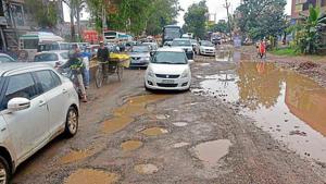 The potholed stretch on the Delhi-Meerut Road (erstwhile NH58) in Muradnagar, which has thrown traffic out of gear.(HT Photo)