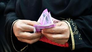 A woman counts Rs 2000 notes.(Bloomberg) A woman counts Rs 2000 notes.(Bloomberg)