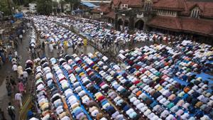 People offer namaz out side the Bandra station on the occasion of Eid-al-Fit in Mumbai.(Satish Bate/HT Photo) People offer namaz out side the Bandra station on the occasion of Eid-al-Fit in Mumbai.(Satish Bate/HT Photo)