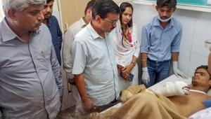Delhi Chief Minister Arvind Kejriwal visits a victim of a building collapse in Ashok Vihar, at a hospital in New Delhi, Wednesday, Sept 26, 2018.(PTI) Delhi Chief Minister Arvind Kejriwal visits a victim of a building collapse in Ashok Vihar, at a hospital in New Delhi, Wednesday, Sept 26, 2018.(PTI)