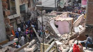 Rescue workers carry out the operation after a three-storey building collapsed at Ashok Vihar, in northwest Delhi, India, on Wednesday September 26, 2018.(Sonu Mehta/HT PHOTO) Rescue workers carry out the operation after a three-storey building collapsed at Ashok Vihar, in northwest Delhi, India, on Wednesday September 26, 2018.(Sonu Mehta/HT PHOTO)