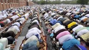 Muslims offered Eid Namaz at Eidgaah in Bhopal with all concentration despite continuing drizzle. All other mosques also saw huge inflow. (Praveen Bajpai) Muslims offered Eid Namaz at Eidgaah in Bhopal with all concentration despite continuing drizzle. All other mosques also saw huge inflow. (Praveen Bajpai)