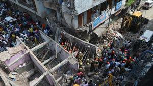 Members of the National Disaster Response Force (NDRF) search for victims after a building collapsed in New Delhi on September 26, 2018.(AFP) Members of the National Disaster Response Force (NDRF) search for victims after a building collapsed in New Delhi on September 26, 2018.(AFP)