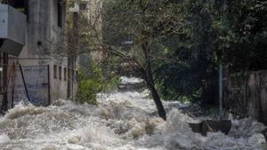 Water floods the residential area near Dandekar bridge after the canal wall was breached on Thursday morning.(HT Photo) Water floods the residential area near Dandekar bridge after the canal wall was breached on Thursday morning.(HT Photo)
