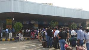 Passenger queue up at the entry gate of Patna airport.(HT File Photo) Passenger queue up at the entry gate of Patna airport.(HT File Photo)