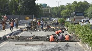 Work underway on the bridge near Nizamuddin.(Sanchit Khanna/HT Photo) Work underway on the bridge near Nizamuddin.(Sanchit Khanna/HT Photo)