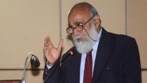 Udhay Bhaskar,retired commodre, speaks during a lecture at Military Intelligence Training school in Pune.(Shankar Narayan/HT PHOTO) Udhay Bhaskar,retired commodre, speaks during a lecture at Military Intelligence Training school in Pune.(Shankar Narayan/HT PHOTO)
