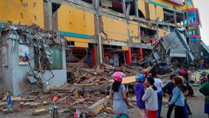 Residents stand in front of a damaged shopping mall after an earthquake hit Palu, Sulawesi Island, Indonesia.(Antara Photo via Reuters) Residents stand in front of a damaged shopping mall after an earthquake hit Palu, Sulawesi Island, Indonesia.(Antara Photo via Reuters)