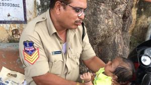 ATelangana police official babysit a child while the infant’s mother wrote her exam at the Boys Junior College in Telangana’s Mahbubnagar.(IPS officer Rema Rajeswari/Twitter) ATelangana police official babysit a child while the infant’s mother wrote her exam at the Boys Junior College in Telangana’s Mahbubnagar.(IPS officer Rema Rajeswari/Twitter)