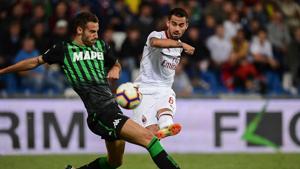 AC Milan's Spanish forward Suso (right) shoots to score his team's second goal during the Italian Serie A football match against Sassuolo on Sunday.(AFP) AC Milan's Spanish forward Suso (right) shoots to score his team's second goal during the Italian Serie A football match against Sassuolo on Sunday.(AFP)