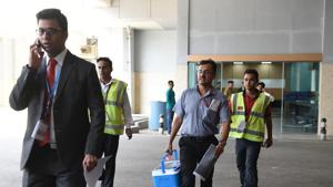 Officials of All India Institute of Medical Sciences walk out of Delhi airport with a heart that was just flown in from Surat in Gujarat.(Arvind Yadav/ HT Photo) Officials of All India Institute of Medical Sciences walk out of Delhi airport with a heart that was just flown in from Surat in Gujarat.(Arvind Yadav/ HT Photo)