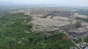 So far, Mulund dumping ground handled 1,500-2,000 metric tonnes of waste a day.(Praful Gangurde/HT) So far, Mulund dumping ground handled 1,500-2,000 metric tonnes of waste a day.(Praful Gangurde/HT)