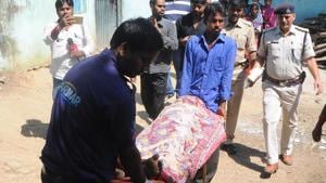Family members carry the body of one the persons who died after allegedly consuming spurious liquor in Hatma Basti in Ranchi, on Sunday, September 30, 2018.(HT Photo) Family members carry the body of one the persons who died after allegedly consuming spurious liquor in Hatma Basti in Ranchi, on Sunday, September 30, 2018.(HT Photo)