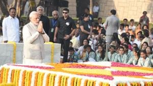 Prime Minister Narendra Modi pays his respects at Mahatma Gandhi’s memorial at Rajghat, New Delhi, on October 2, 2018.(Sonu Mehta/HT Photo)