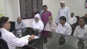 Pehlu Khan’s relatives meet Alwar SP Rajendra Singh on Saturday.(HT Photo) Pehlu Khan’s relatives meet Alwar SP Rajendra Singh on Saturday.(HT Photo)