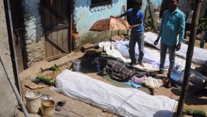 Family members of victims of hooch tragedy in Ranchi preparing for last rites, Monday, October 1, 2018.(HT Photo) Family members of victims of hooch tragedy in Ranchi preparing for last rites, Monday, October 1, 2018.(HT Photo)