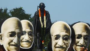 Students and volunteers wear masks of Mahatma Gandhi during a march to celebrate his 150th birth anniversary in Kolkata on October 2.(AFP) Students and volunteers wear masks of Mahatma Gandhi during a march to celebrate his 150th birth anniversary in Kolkata on October 2.(AFP)