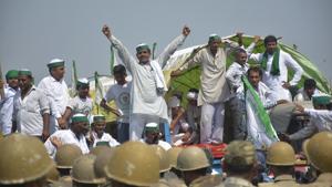 Farmers shout slogans during a protest as they clashed with police and paramilitary forces at the Delhi’s borders with Uttar Pradesh, prompting police to use tear gas, water cannons to stop protesting farmers from entering the city, in Ghaziabad on October 2, 2018.(Sakib Ali/HT Photo) Farmers shout slogans during a protest as they clashed with police and paramilitary forces at the Delhi’s borders with Uttar Pradesh, prompting police to use tear gas, water cannons to stop protesting farmers from entering the city, in Ghaziabad on October 2, 2018.(Sakib Ali/HT Photo)