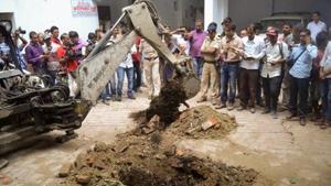 Police investigate the site where a rape victim was allegedly buried, at a government shelter home in Muzaffarpur.(PTI File Photo) Police investigate the site where a rape victim was allegedly buried, at a government shelter home in Muzaffarpur.(PTI File Photo)