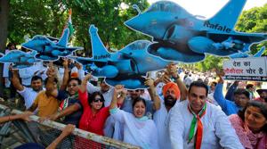 Supporters of Congress party shout slogans during a protest demanding for a joint parliamentary committee to investigate the deal of Rafale fighter planes with France, in Chandigarh, India, October 4, 2018.(REUTERS) Supporters of Congress party shout slogans during a protest demanding for a joint parliamentary committee to investigate the deal of Rafale fighter planes with France, in Chandigarh, India, October 4, 2018.(REUTERS)